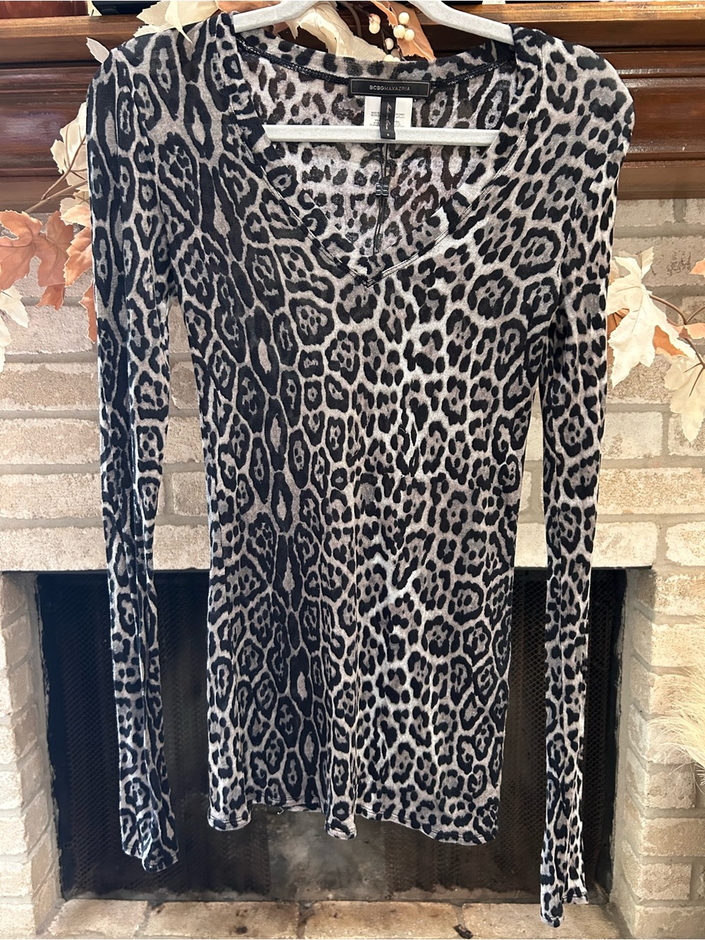 BCBGMaxAzria Black and Gray Leopard-Print Long Sleeve V-Neck Top EUC